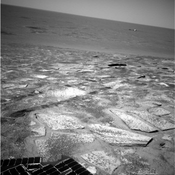 Opportunity am Abgrund, direkt am s�dlichen Rand des Kraters mit Blick nach S�den auf den etwa 250m entfernten Einschlagort des Hitzeschildes